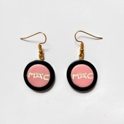 Kolczyki makijaż mac kosmetyki