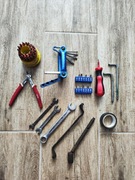 Zestaw narzędzi – klucze, śrubokręty, bity, szczypce, klucze imbusowe