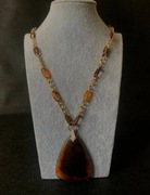 Naszyjnik vintage z dużym wisiorem w kolorze bursztynu