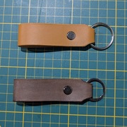Elegacki brelok skórzany handmade Polska skóra naturalna koniak/mahoń