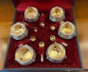 Zestaw sześciu naczyń do serwowania kawioru z łyżeczkami, w etui