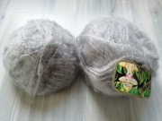 Szary, miękki, miły w dotyku moher. Włóczka SAFARI