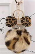 Luksusowy brelok pompon panterka z kokardą