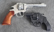 Dwa rewolwery na kapiszony