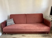 Welurowa sofa z funkcją spania