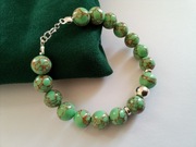 Srebrna bransoletka ze złoto-zielonym howlitem. Srebro 925.