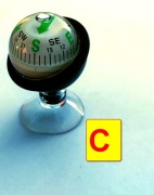 kompas C na przyssawce wskazuje kierunek jazdy