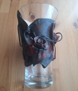 Wazon szklany zdobiony skórą w róże , lata 90-te , wysokość 25 cm