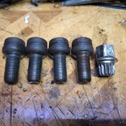 śruba szpilka antykradzieżowa 4*14x1,5x27 +adapter na klucz 17