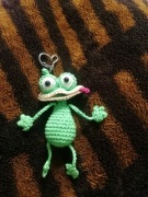 Brelok żaba wykonany na szydelku