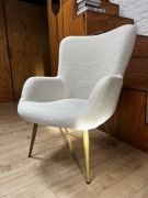 Kremowy fotel boucle do salonu