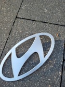 HYUNDAI SANTA FE V 24- napis literki tylnej klapy z logo marki