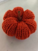 Dynia z wełny wykonana na szydełku.