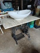 Umywalka na oryginalnych nogach maszyny do szycia singer + blat marmurowy