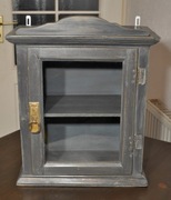 Stara , drewniana zabytkowa szafka wisząca, apteczka