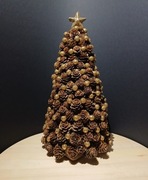 Złota choinka z szyszek modrzewiowych i brokatowych kuleczek – 37 cm