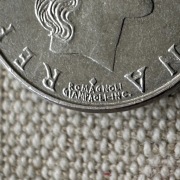 Moneta Włochy 50 lirów 1991 z rombem nad podpisem grawera