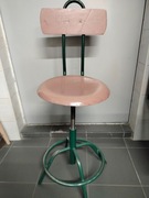 CZWÓRNÓG WARSZTATOWYZ OPARCIEM Z LAT 60 STYL I ELEGANCJA 