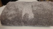 Kawałek 36,5x207 cm dywanu położony na ciepłym podłożu