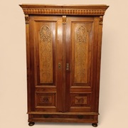 Zdobiona szafa eklektyczna