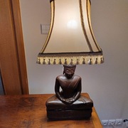 Stara lampa drewniana Budda