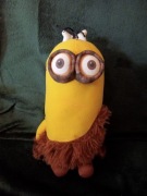 Minionek jaskiniowiec maskotka minionki 