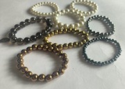 8 bransoletek na gumce