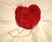 Piękna futrzasta czerwona torebka