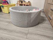 Basen z kolorowymi kulkami 