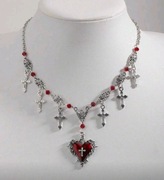 Gotycki naszyjnik z krzyżami i czerwonym sercem biżuteria 