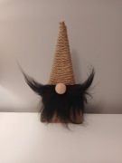 Krasnal jutowy z czarną brodą 27 cm – ozdoba z naturalnych materiałów