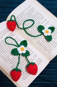 Zestaw truskawek wykonany na szydełku , brelok, zakładka do książki 