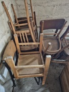 Osiem starych krzeseł