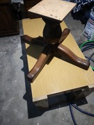 ława i stolik drewniany.