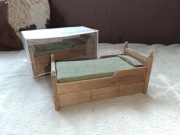 Drewniane łóżko dla lalek 