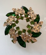 Broszka wianek z zielonymi kryształkami 