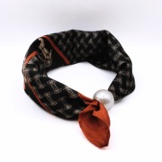 Naszyjnik z chustki z perłą szklaną scarf necklance na magnes - czarna