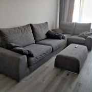 włoskie kanapy z podnóżkiem