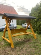 Huśtawka ogrodowa z bali dębowych  – solidność, styl i komfort na lata