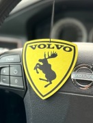 Zawieszka zapachowa VOLVO z łosiem jak HUGO BOSS – gadżet do auta prezent