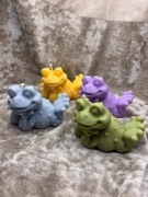 Pięna świeca świeczka leżąca żabka żaba