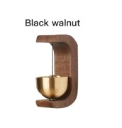 Prosty, drewniany dzwonek do drzwi.