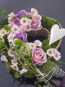 Stroik na grób  pomnik wiązanka stroik w kształcie serca  sztuczne kwiaty 