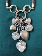 Duży naszyjnik z sercami kryształowymi i metalowymi serduszkami