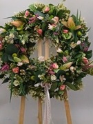 Wianek na drzwi  na bazie sztucznych liści eukaliptusa 