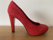 Czerwone zamszowe szpilki na ukrytej platformie