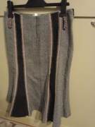 Spódnica z podszewką, grubszy materiał, w jodełkę.