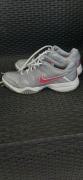 Nike szare srebrne z różowym logiem 