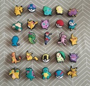 Extra duży zestaw nowych 25 przypinek do Crocs, Jibbitz, Pokemon
