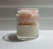 ŚWIECZKA OZDOBNA RÓŻA 110 GR W SZKLE OTWARTYM - LEKKO RÓŻOWA